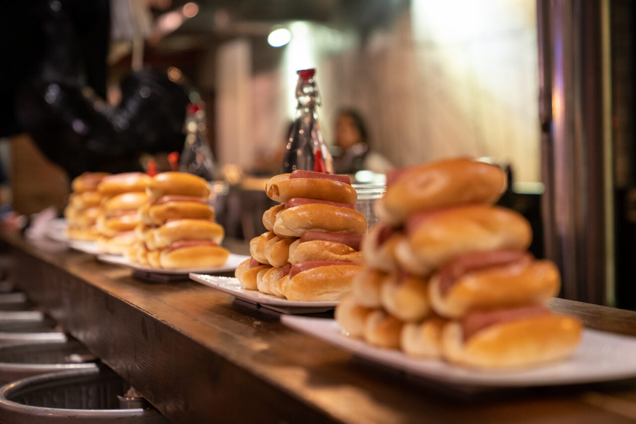 Tradiții bizare de 4 Iulie. Cum a ajuns mâncatul de hot-dog un concurs național urmărit de milioane de americani
