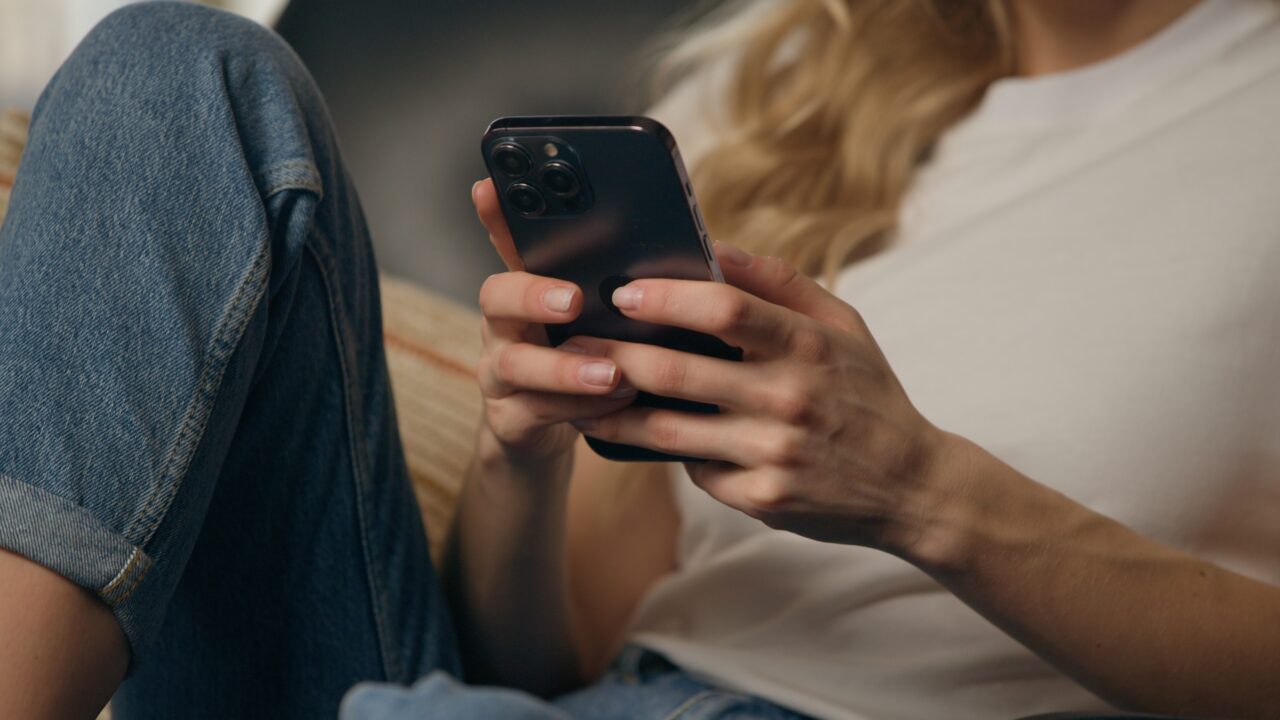 Tehnologia îți schimbă corpul fără să-ți dai seama. Cum îți modifică telefonul postura, vederea și forța fizică
