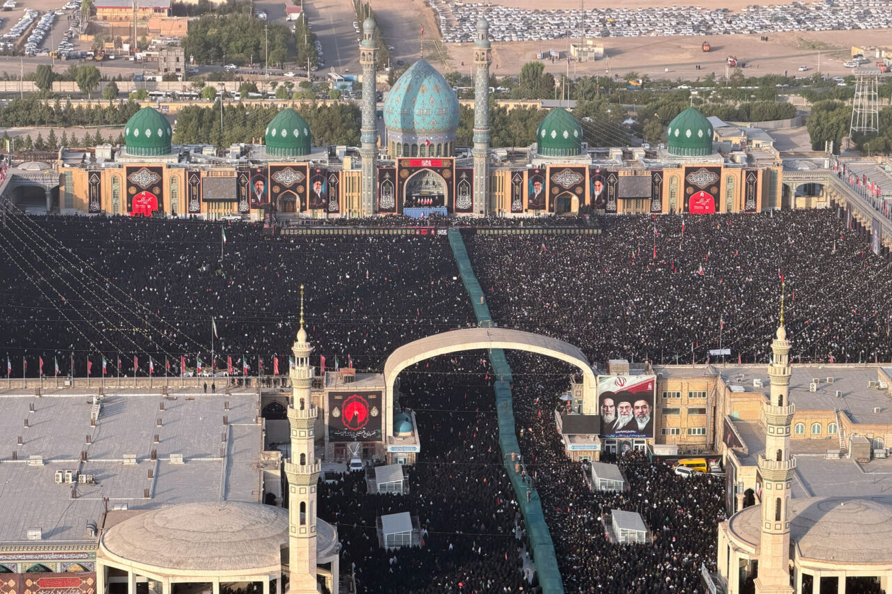 Sicriul cu trupul lui Ali Khamenei este transportat în Irak. Ce a scandat mulțimea, la unison, și cum va fi încheiat omagiul de 6 zile
