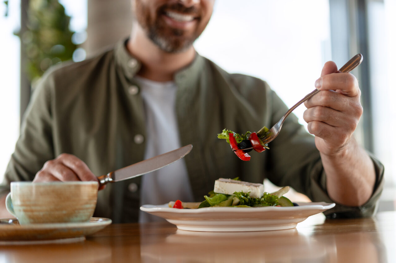 Nutriționiștii susțin: Bărbații ar trebui să mănânce la 4 ore, de 4 ori pe zi: 30 gr proteine, 50-100 gr carbohidrați, 10 gr grăsimi și 5-10 gr fibre