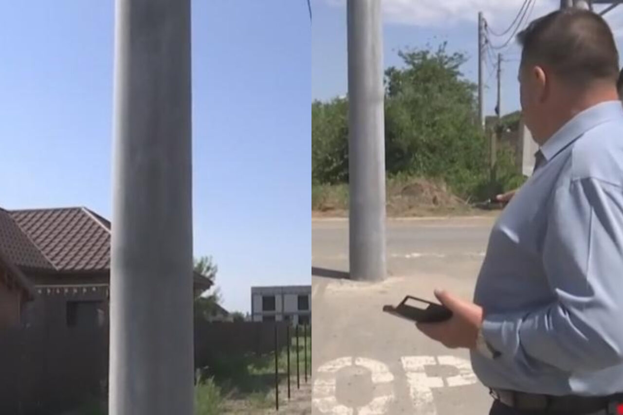 Satul din România în care un stâlp de electricitate a fost amplasat în mijlocul șoselei. Imagini greu de explicat
