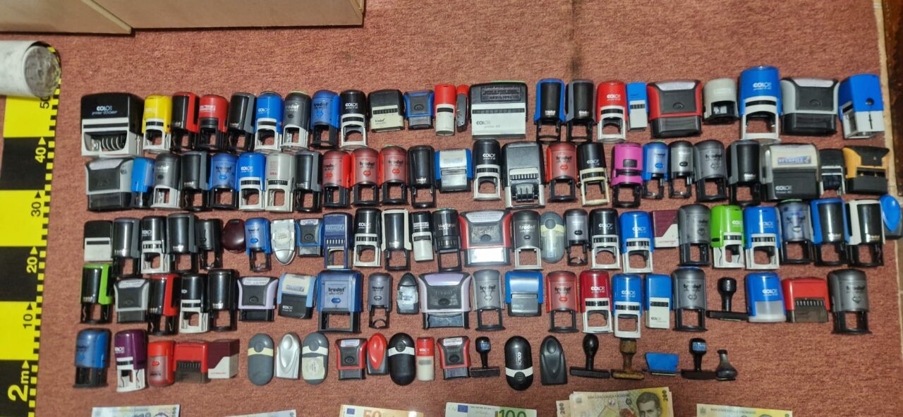 160 de ștampile găsite de DIICOT la un fost angajat ITM în dosarul pensiilor cu vechime fictivă. Zeci de mii de lei confiscați de procurori