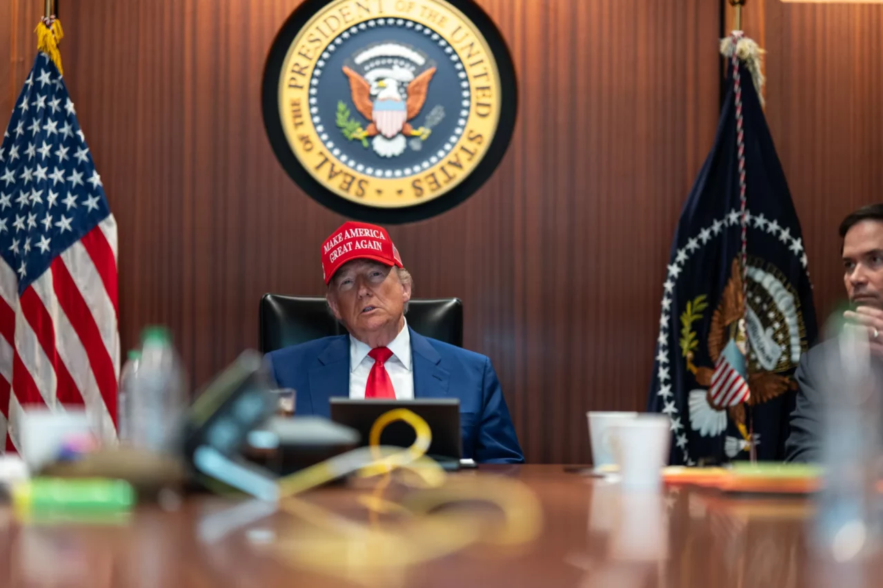 Trump bombardează Iranul pentru a zecea noapte la rând și amenință cu represalii și „mai dure” dacă mai sunt uciși militari americani