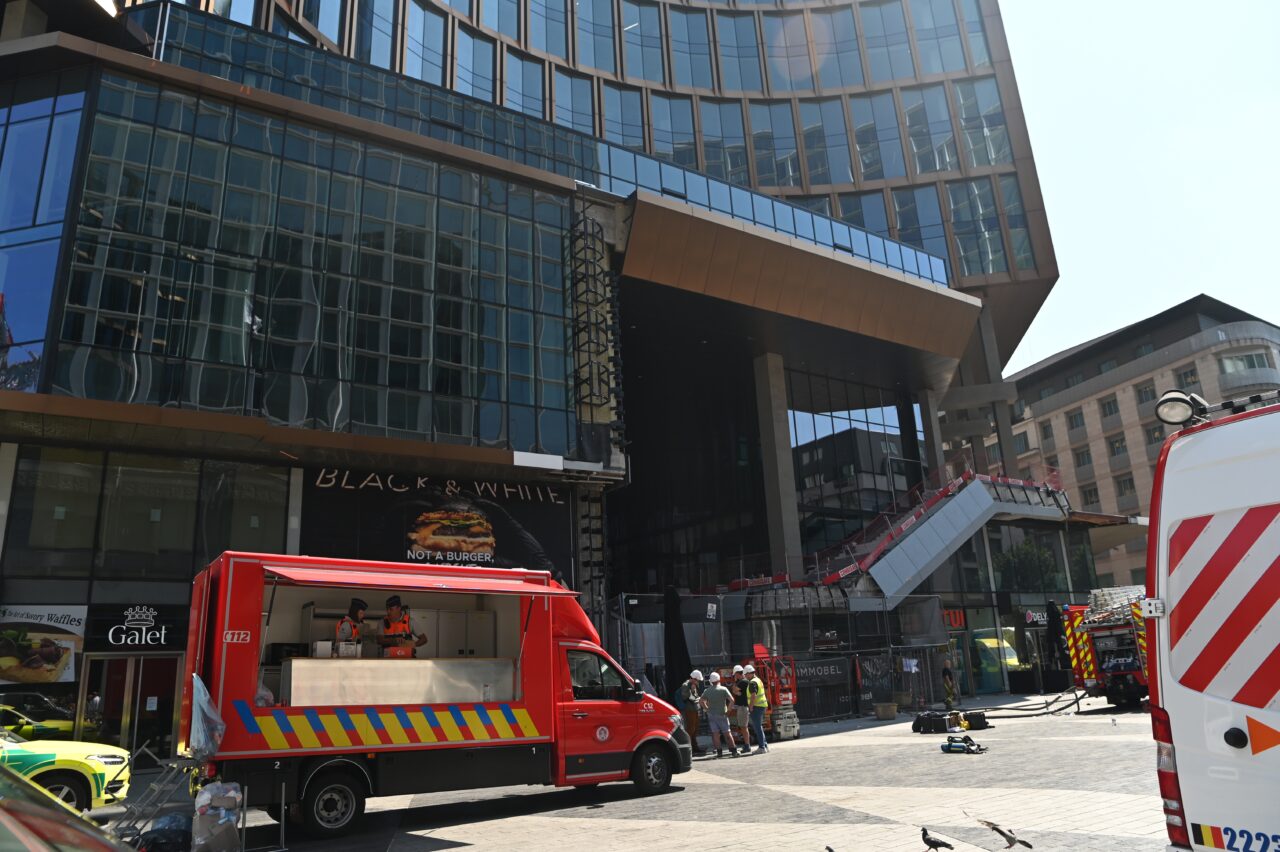 Un român a murit și un altul a fost rănit grav în incendiul din turnul Oxy din Bruxelles. Ce transmite MAE