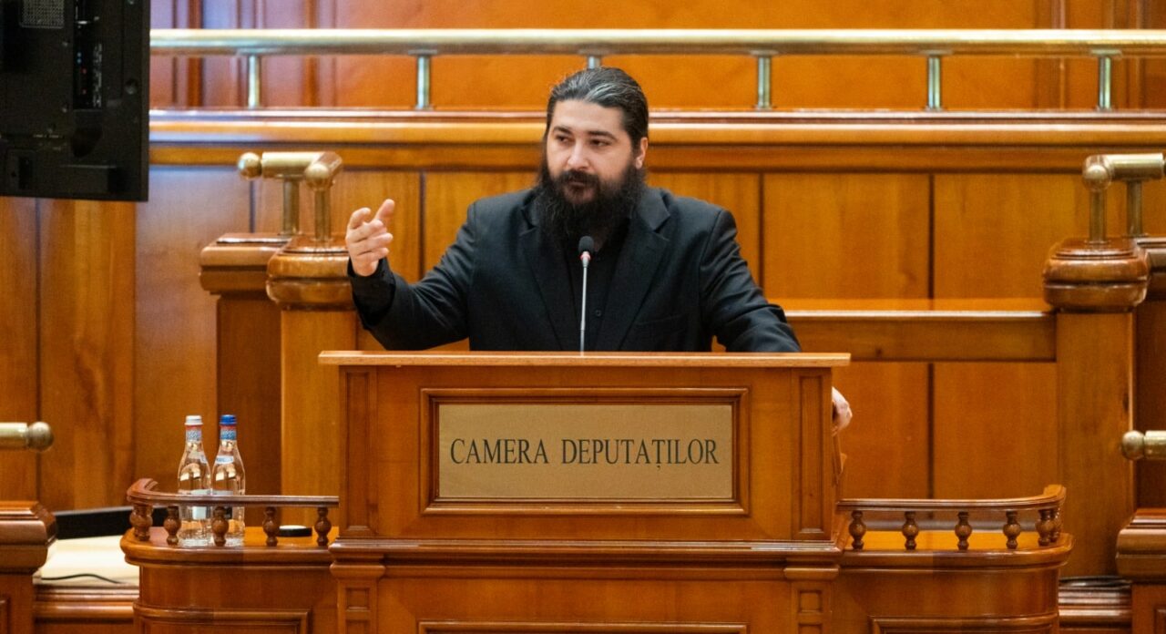 Un deputat AUR cere UDMR să clarifice dacă este fundație sau partid. Bogdan Velcescu susține că UDMR beneficiază de subvențiile alocate partidelor, deși este fundație