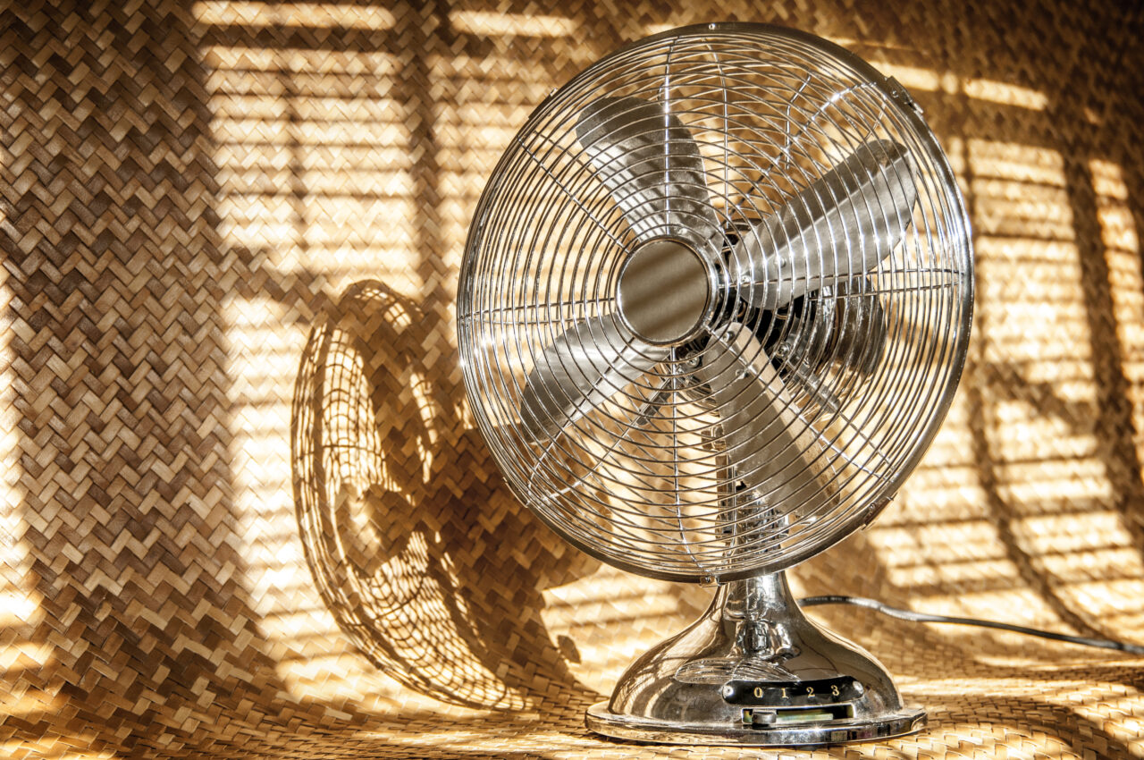 Nici înspre pat, nici lângă canapea: experții în sisteme de climatizare explică unde să amplasezi ventilatorul pentru a răci casa eficient