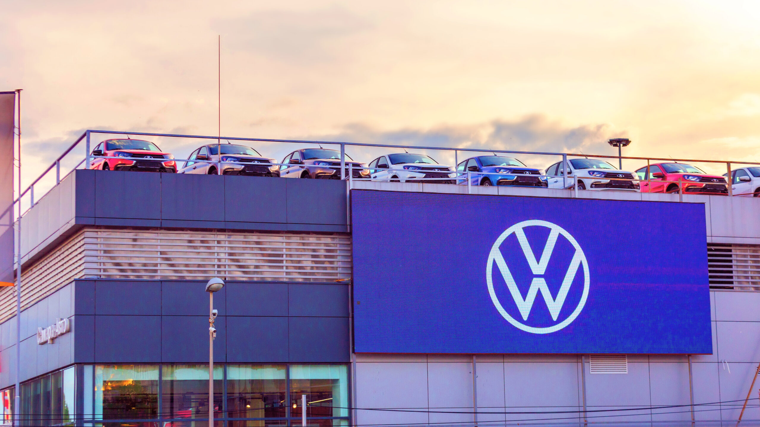 Volkswagen reduce estimările pe 2026 și analizează reconversia fabricilor