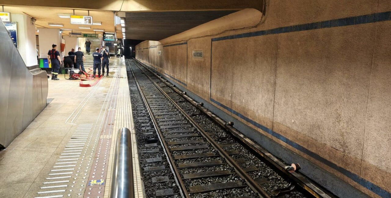 Circulația la metrou a fost reluată, joi dimineață, inclusiv în stația Piața Victoriei 2, care a fost inundată