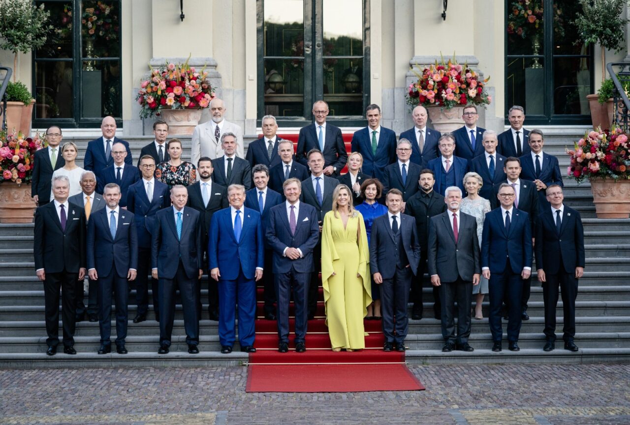 Prima zi de Summit NATO, de la Ankara, s-a încheiat cu o poză de grup, la dineul dat de Erdogan. Nicușor Dan a fost așezat fix în spatele lui Donald Trump