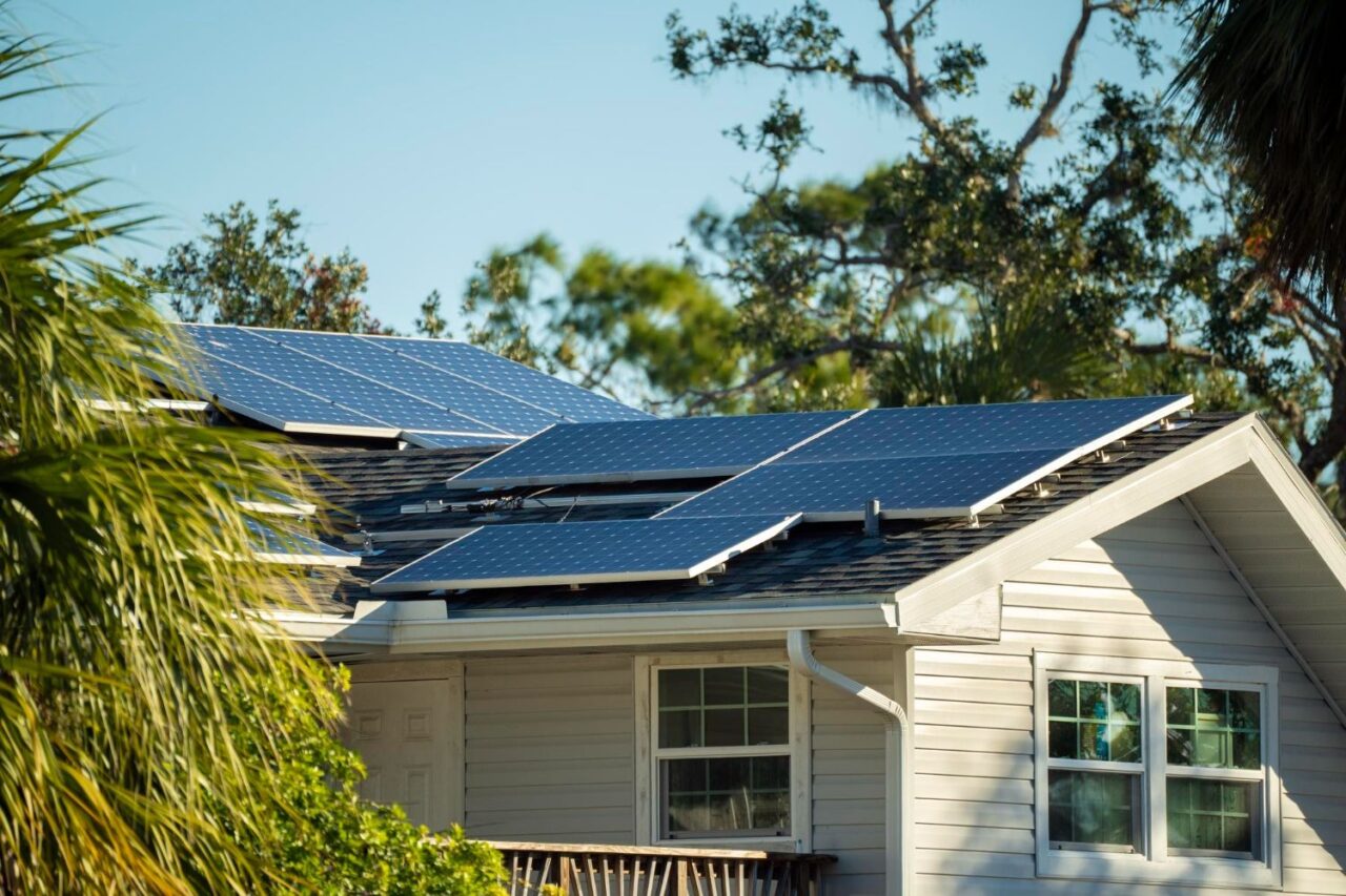 (P) 5 strategii prin care îți maximizezi economiile după instalarea panourilor fotovoltaice