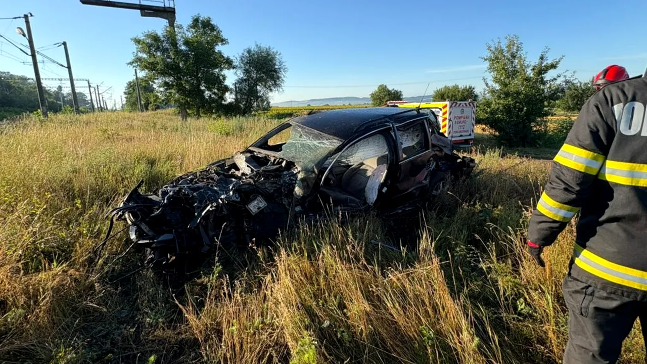 Accident grav la o trecere la nivel cu calea ferată. Un tren a lovit un autoturism, iar șoferul nu a mai putut fi salvat