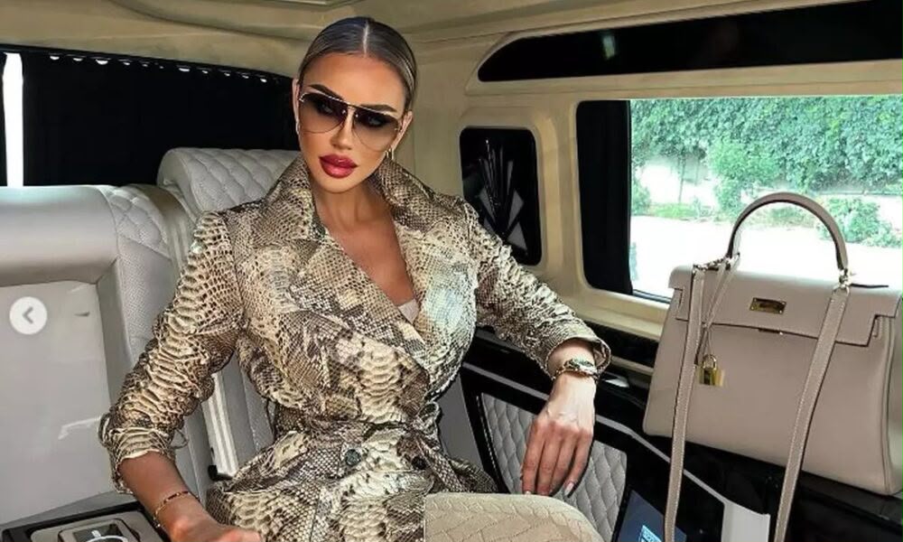 După ce a amendat-o, fiscul vinde hainele Biancăi Drăguşanu, la licitaţie. Printre acestea se află şi o geacă pătată de fond de ten de divă