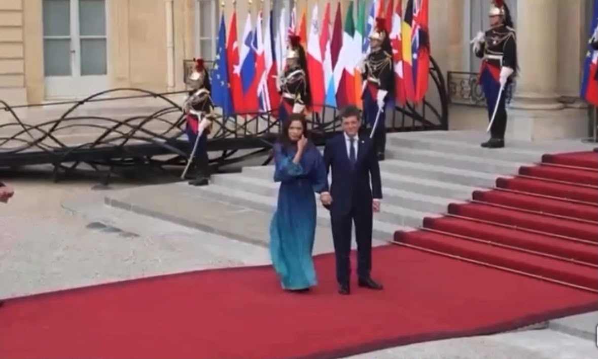 Imagini cu Nicușor Dan și Mirabela Grădinaru pe covorul roșu, la dineul oferit de Emmanuel Macron șefilor de stat și de guvern, la Palatul Élysée