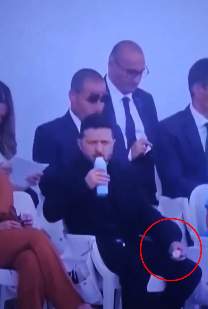 Volodimir Zelenski, ironizat pe internet după un gest făcut la Summit-ul Ucraina-Europa de Sud-Est