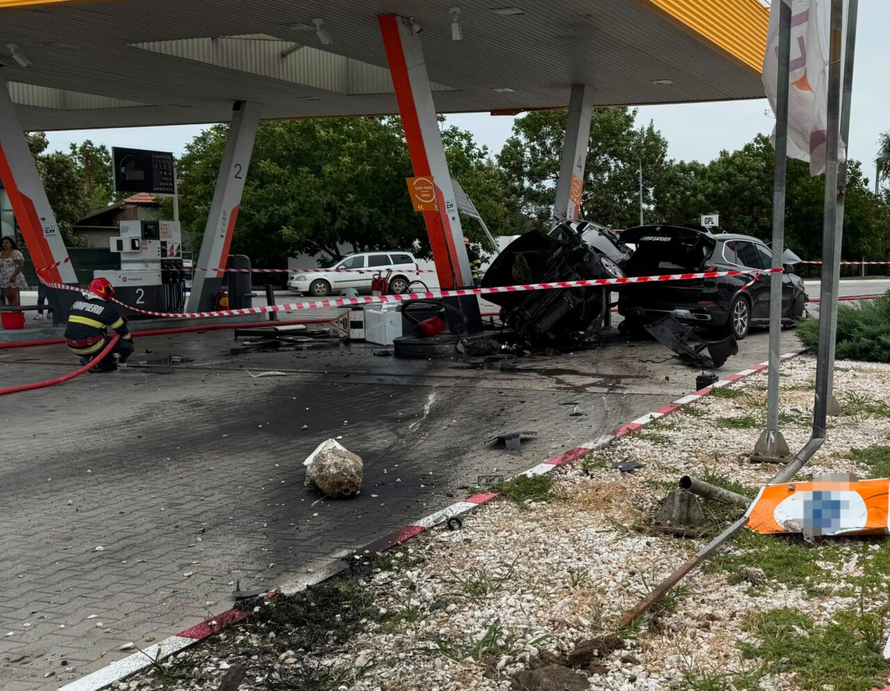 Grav accident în Dolj. Două mașini au distrus o stație peco