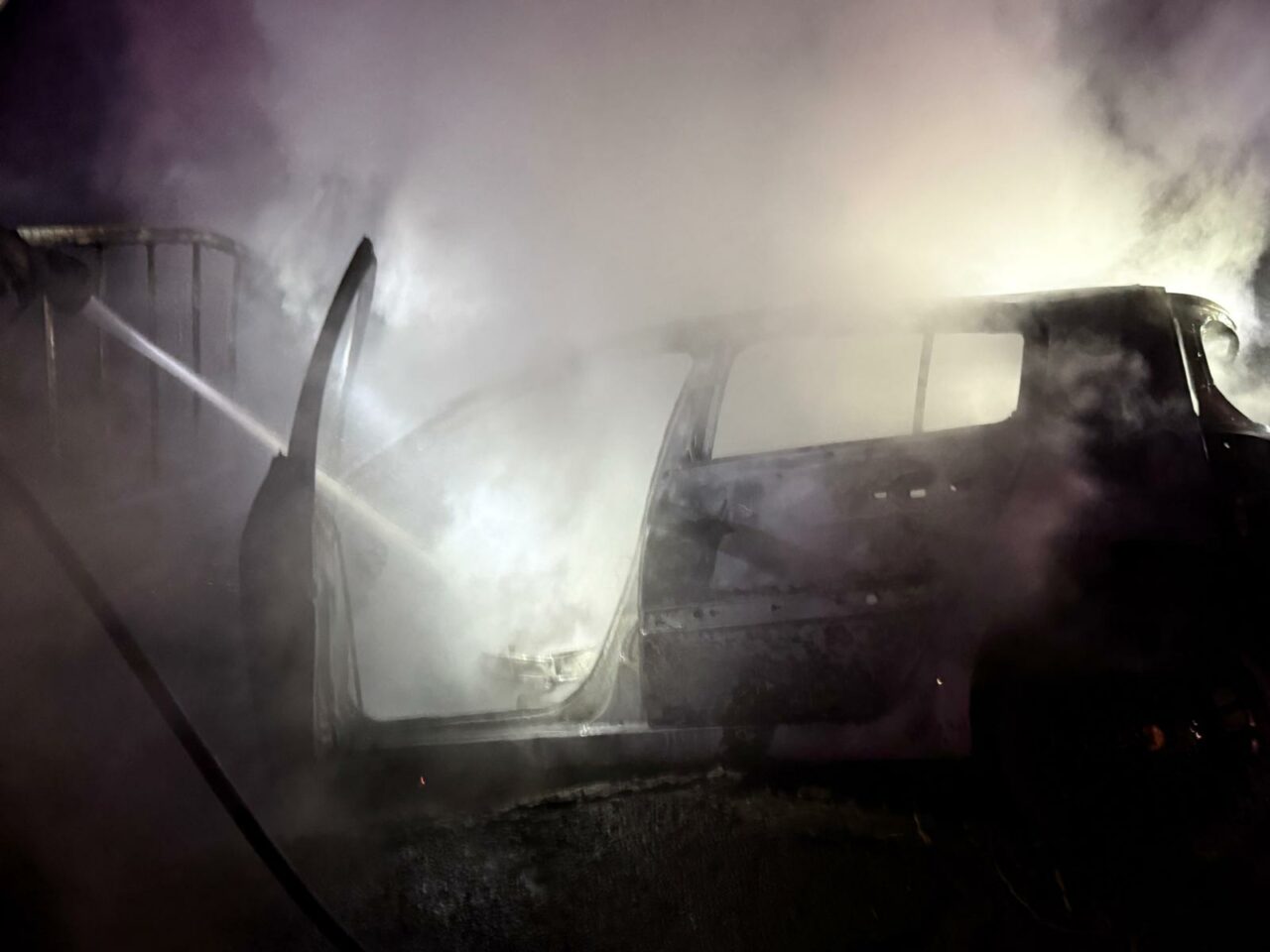 Mașină cuprinsă de flăcări după ce s-a izbit de un cap de pod! Un tânăr de 21 de ani a fost extras din caroseria în flăcări