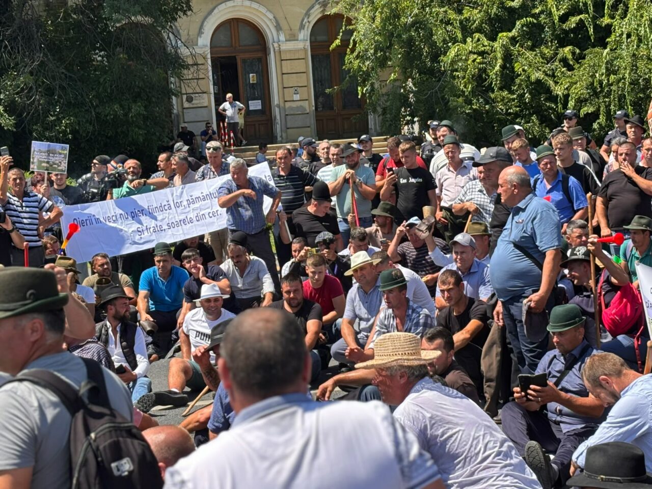 Amenzi de mii de lei în urma protestului fermierilor. Îmbrâncelile între oieri și jandarmi s-au lăsat cu gaze lacrimogene