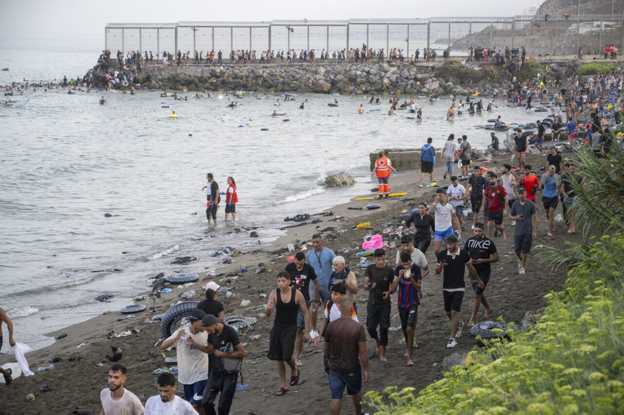 Aproape 60.000 de migranți au ajuns în Ceuta în ultimele 24 de ore. Ursula von der Leyen: „Imaginile sunt inacceptabile”