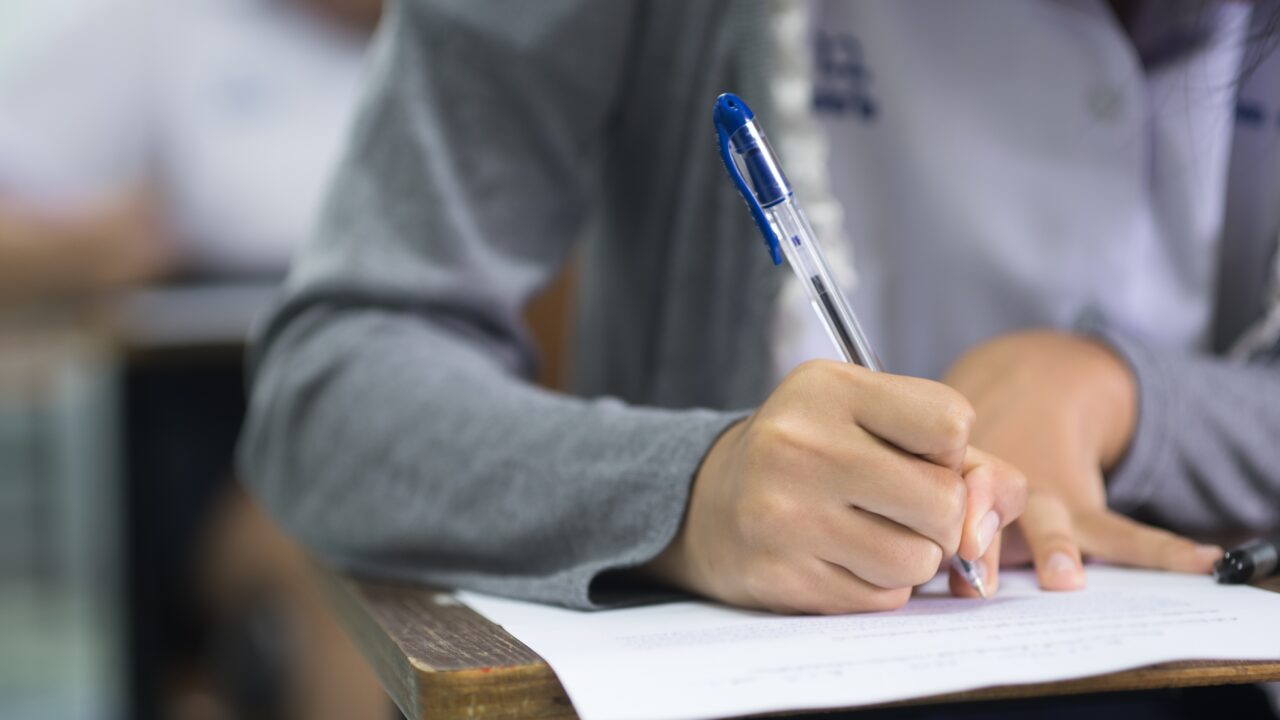 Haos în licitația manualelor pentru clasa a IX-a. Editurile își promovează manualele drept câștigătoare, deși procedura nu a fost finalizată