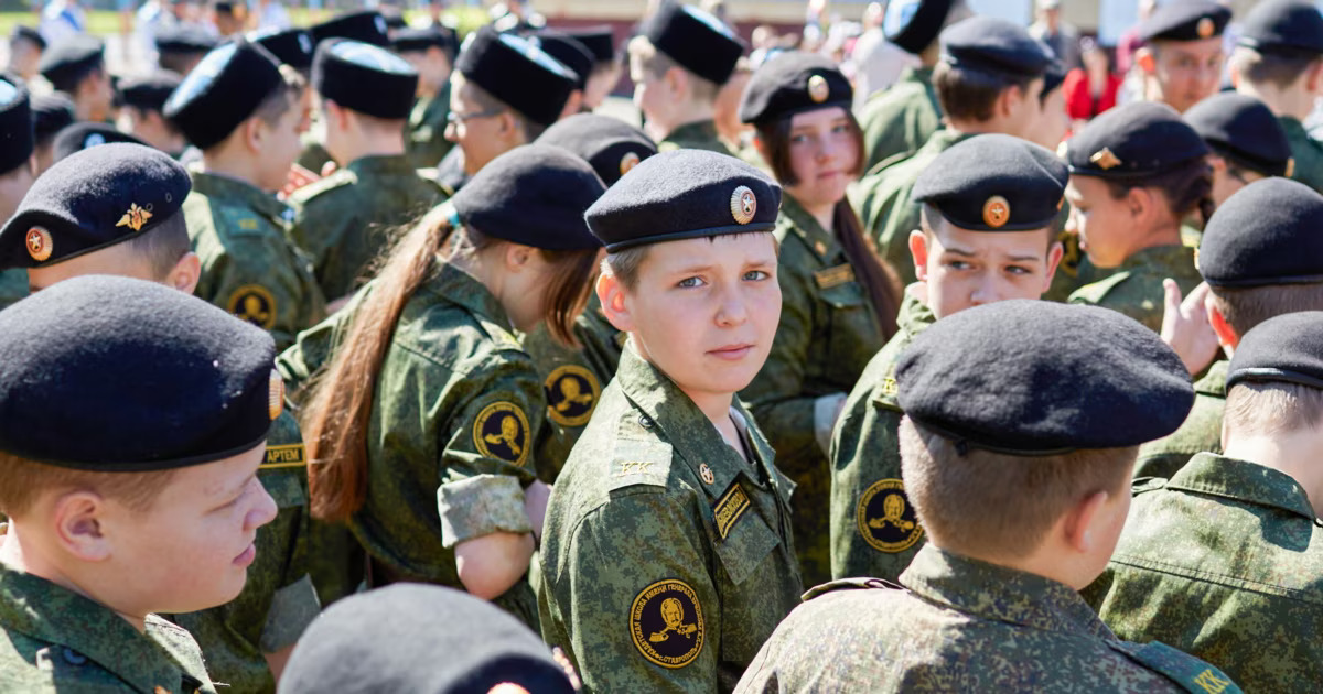 Rusia dublează orele de pregătire militară din școli. Elevii vor învăța să folosească arme, drone și tactici de prim ajutor pe front