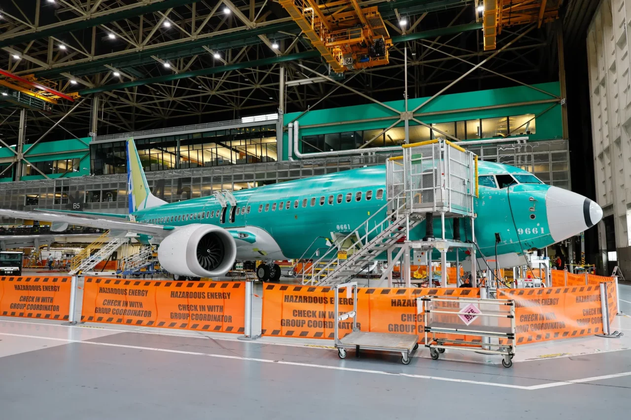 Alertă pentru sute de avioane Boeing 737 MAX. FAA a ordonat inspecții după descoperirea unor fisuri în structura principală a aeronavelor