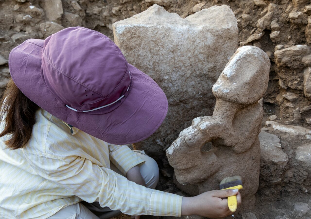 Descoperire arheologică rară în Turcia: o sculptură misterioasă, veche de 11 milenii, înfățișează un om pe spatele unui leopard. Ce semnifică