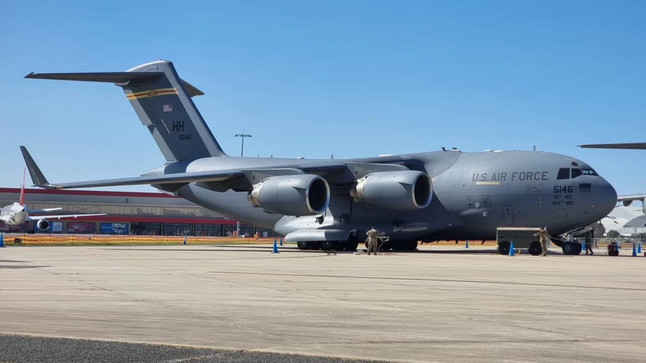 Un avion militar al Statelor Unite a aterizat în secret la Moscova. Ce speculații au apărut în urma vizitei misterioase
