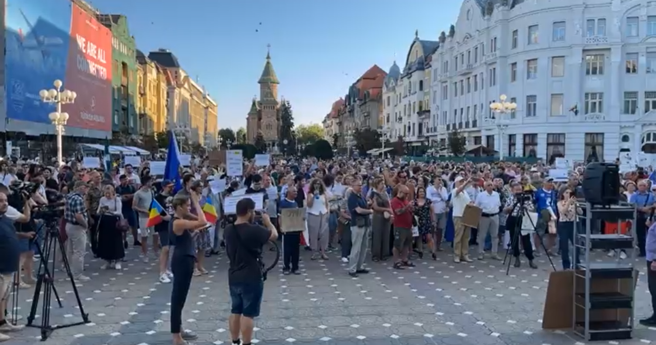 A început mitingul de susținere pentru Fritz. Câteva zeci de persoane s-au adunat în Piața Operei din Timișoara și scandează „Justiție, jos corupția”
