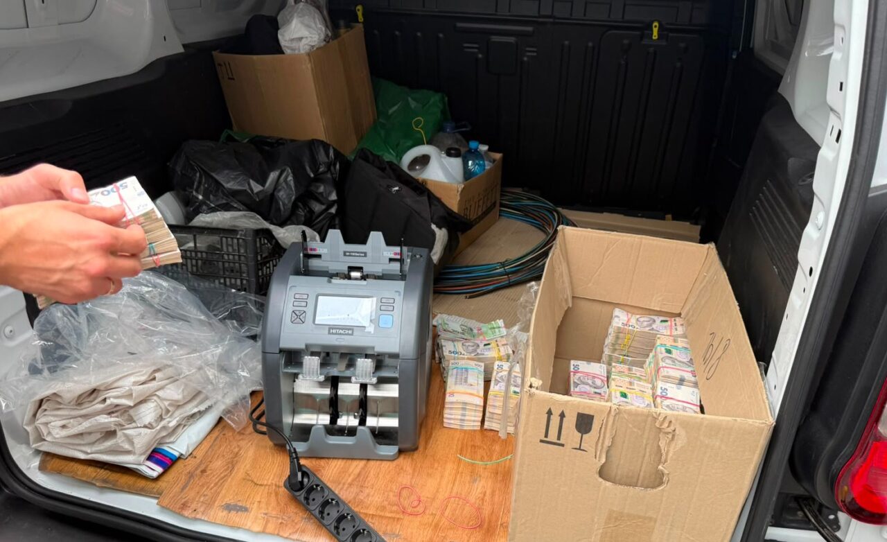 Mașină plină cu teancuri de bani, interceptată în centrul Kievului. Poliția ucraineană a destructurat o vastă rețea de evaziune fiscală