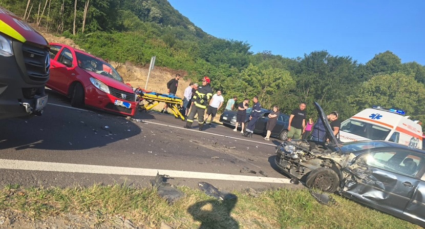 Accident grav pe Valea Oltului. O persoană a rămas încarcerată, iar alta a fost aruncată pe șosea