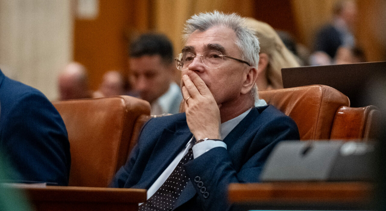 Petrișor Peru, declarații în EXCLUSIVITATE pentru Gândul, după votul pe legea ANI. Își va anunța „cel mai probabil” demisia de la conducerea grupului senatorial AUR, pe 1 septembrie, când începe sesiunea ordinară și susține că e victima unui complot în interiorul partidului: „pare că mi s-a înscenat cheia asta/ dacă nu mai au nevoie de mine, asta e/ am anunțat din timp că nu voi fi în București, absența mea nu are legătură cu votul”
