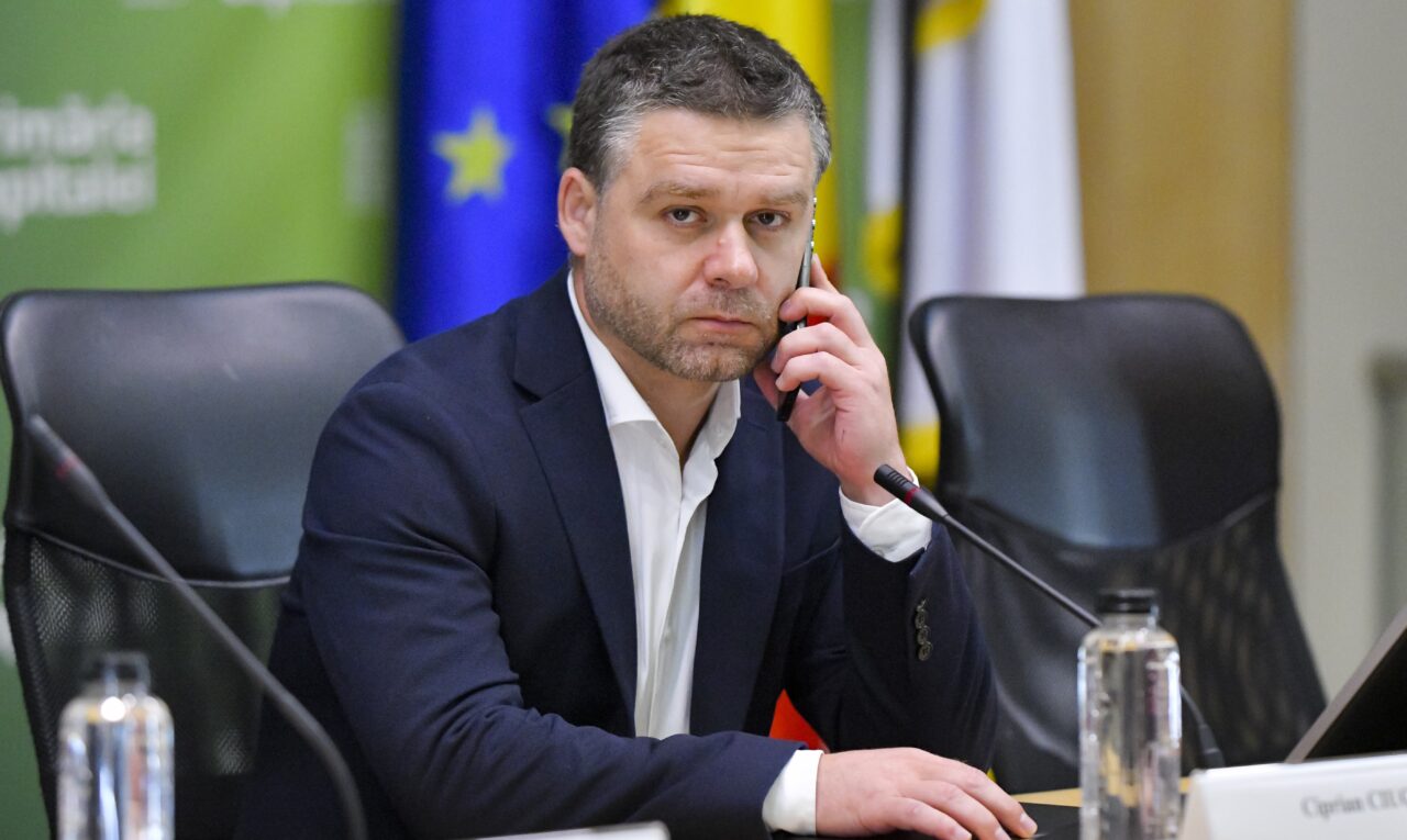 Ciprian Ciucu ia în calcul măsuri pentru reducerea consumului de electricitate în București. Primarul Capitalei i-a convocat luni pe marii consumatori
