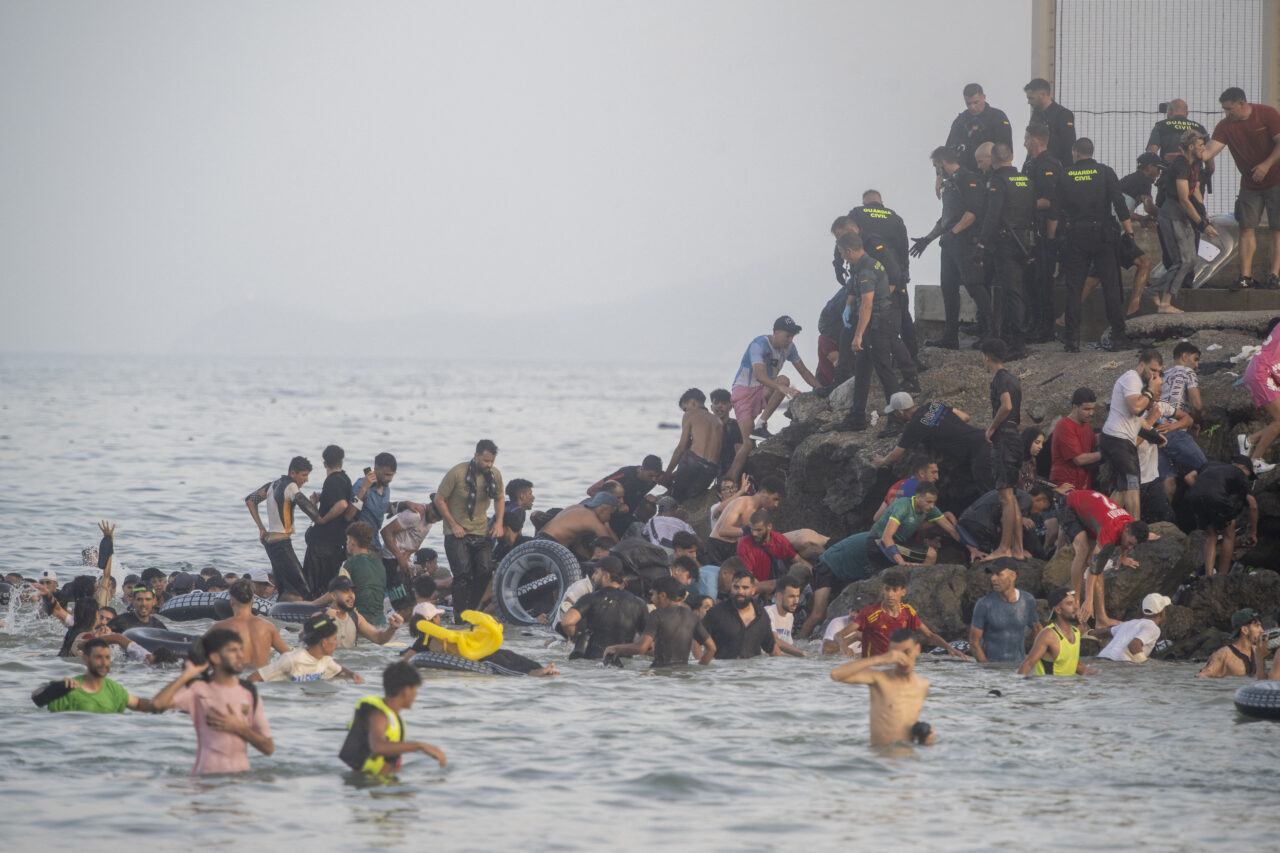De ce enclavele Ceuta și Melilla aparțin Spaniei, dacă se află în Africa de Nord. Secole întregi, cele două orașe au fost scena a numeroase crize…