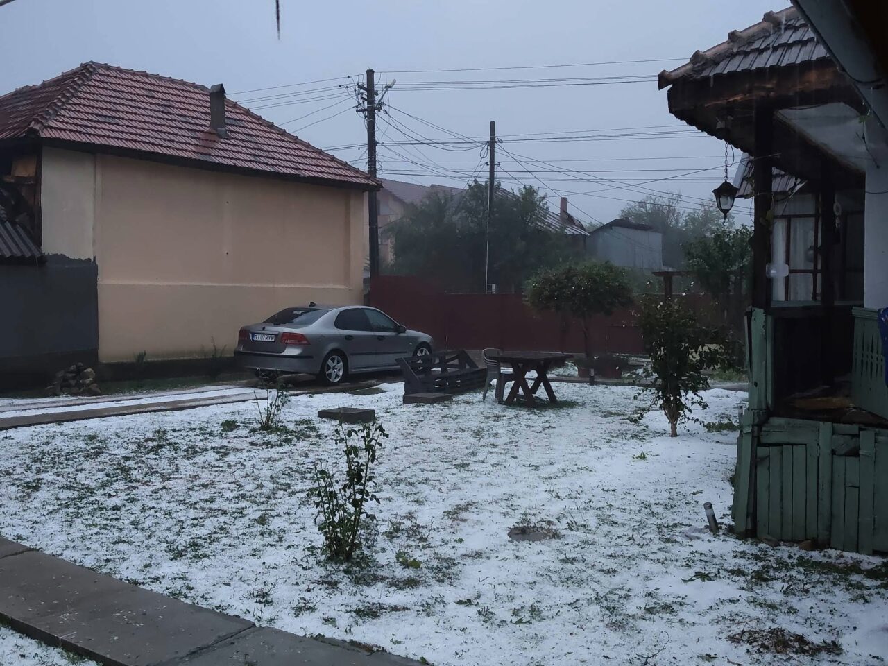 Peisaj de iarnă în plină vară după o furtună cu grindină în Gorj. Fenomenul extrem a acoperit totul cu gheață