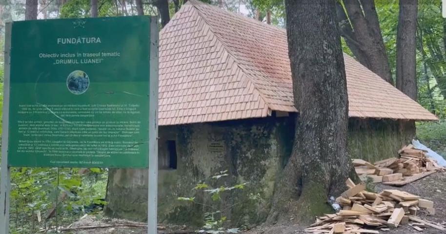 Monumentul istoric vechi de sute de ani de la Schitul Fundătura are acum acoperiș modern, fără aviz. Se caută vinovații