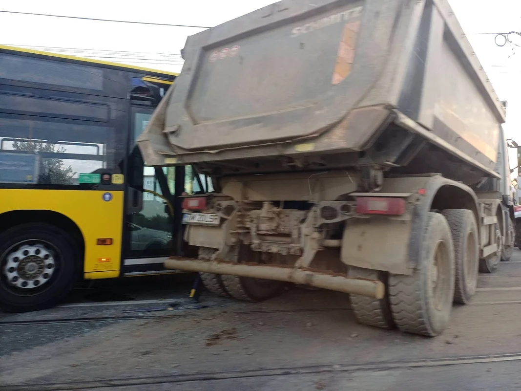 Accident între un camion și un autobuz cu 40 de pasageri la Timișoara. Mai multe persoane au avut nevoie de îngrijiri medicale