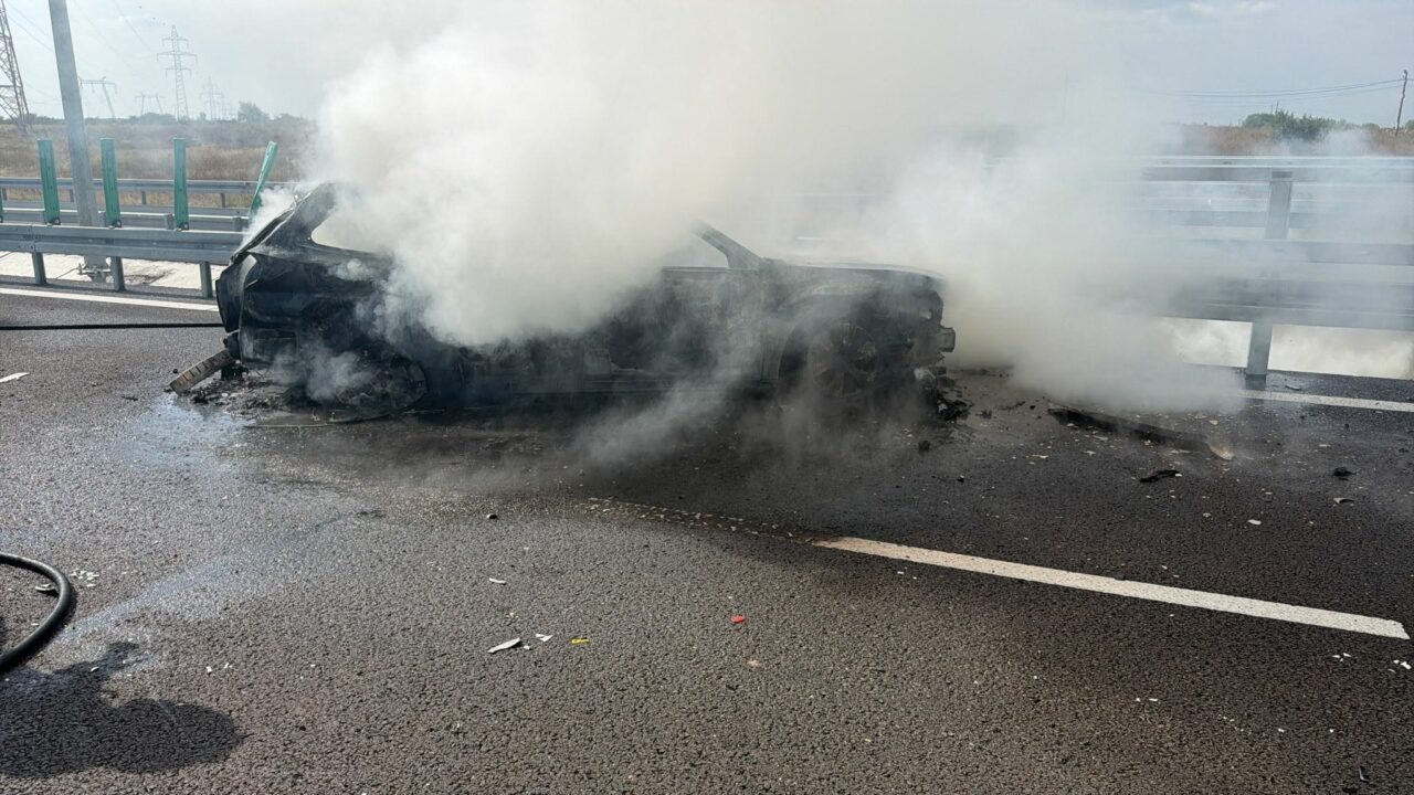 Accident grav pe Dex12 Craiova-Pitești. O mașină a luat foc, după ce s-a izbit de parapet