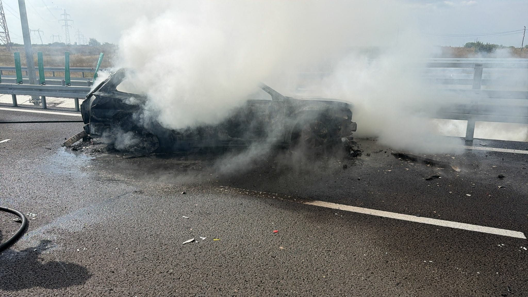 Accident pe DEx12 Craiova-Pitești: O mașină a luat foc