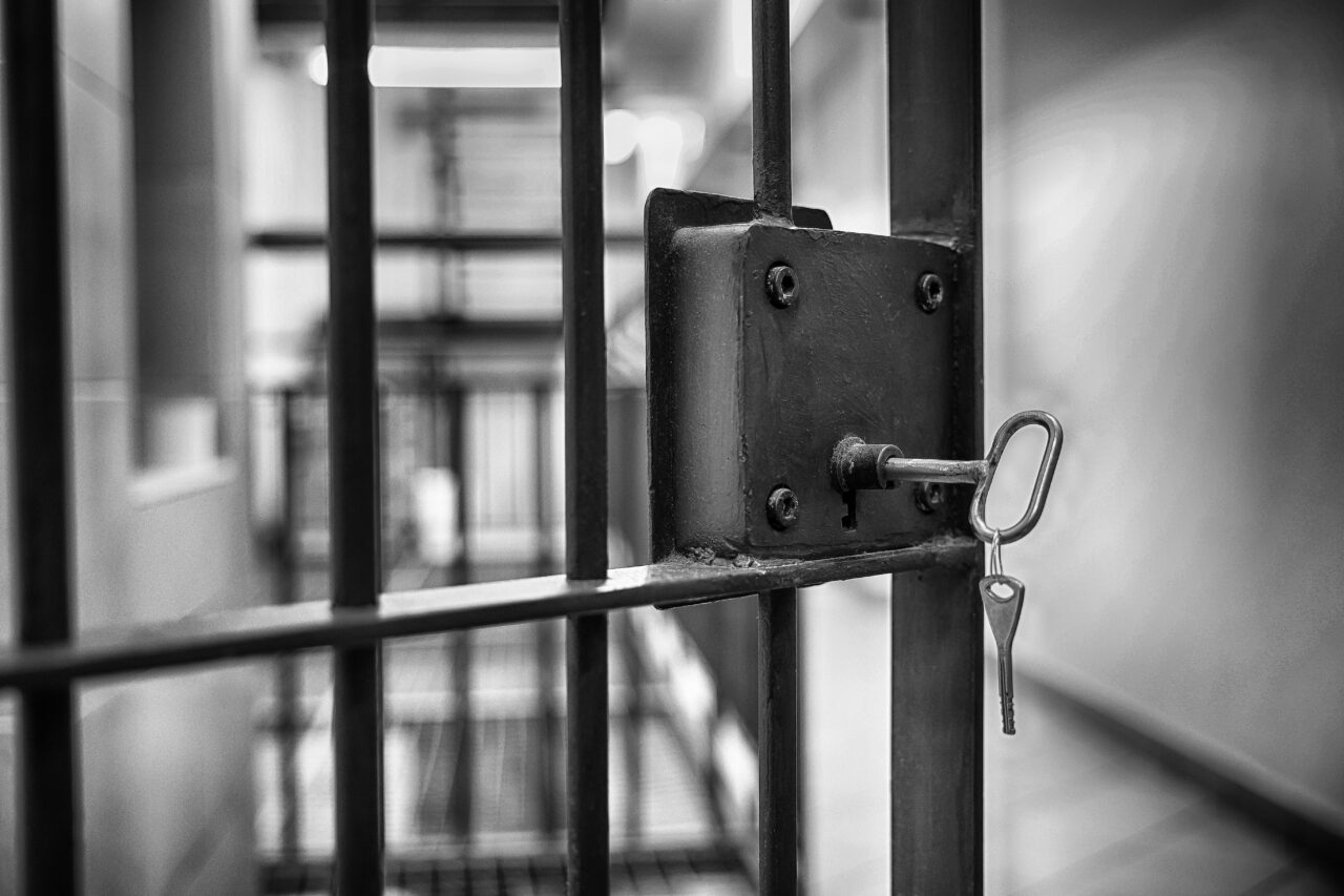 Deținut de la Penitenciarul Aiud, trimis în judecată pentru distrugere. A făcut pagube de 486 de lei într-o celulă
