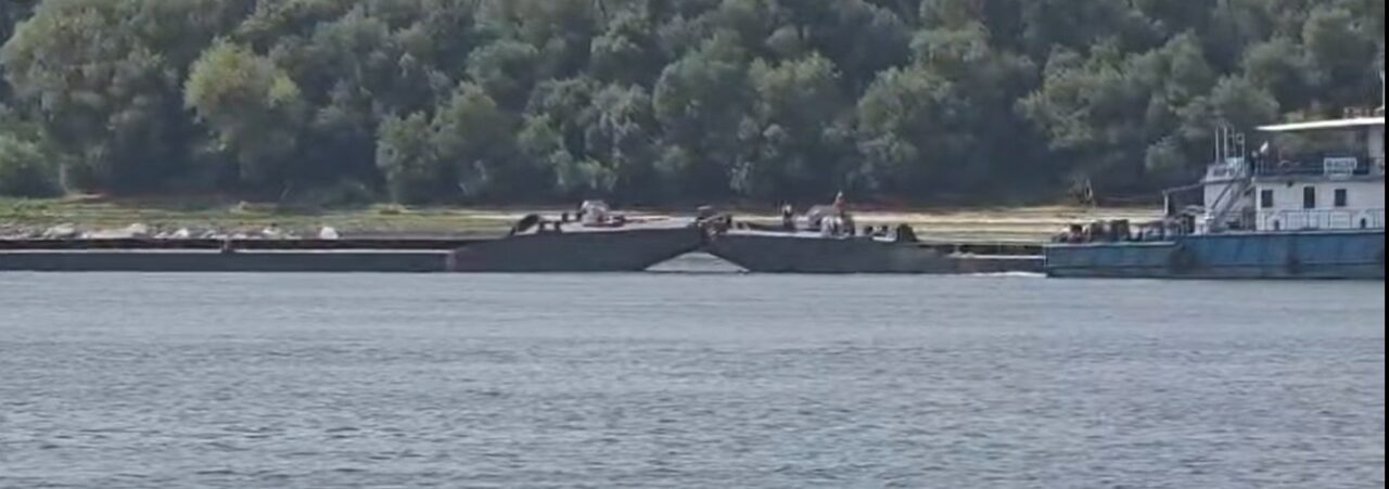 A început operațiunea de scufundare a celor patru barje, în Dunăre, pentru creșterea debitului apei