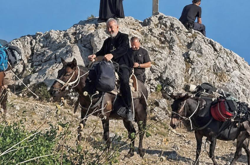 Gigi Becali, surprins călare pe un măgar în timpul celui mai recent pelerinaj pe Muntele Athos. 1.000 de euro l-a costat ca să ajungă primul în vârful muntelui