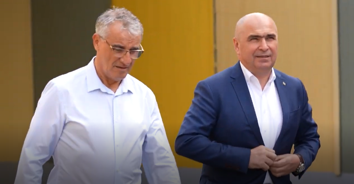 Proprii subalterni îl acuză pe Bolojan de contracte cu dedicație pentru Beniamin Rus, controversatul om de afaceri din Oradea. Cei doi s-au întâlnit la o nouă inaugurare pe 17 august. Sindicatul i-a adresat 6 întrebări lui Bolojan