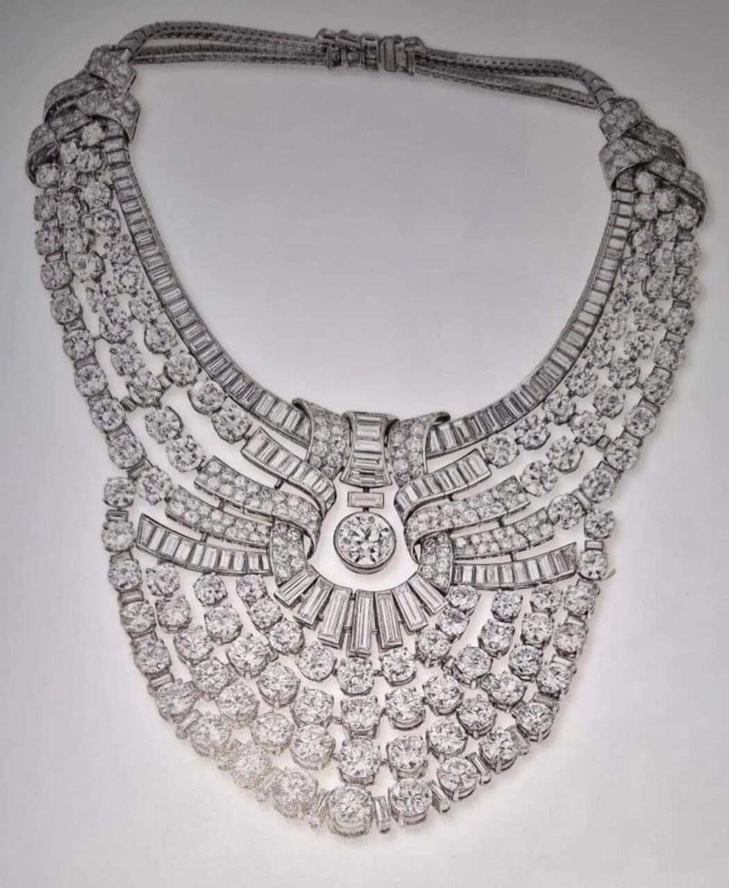 Un colier istoric cu peste 600 de diamante, în valoare de 4 milioane de dolari, a fost furat de la un muzeu din Viena