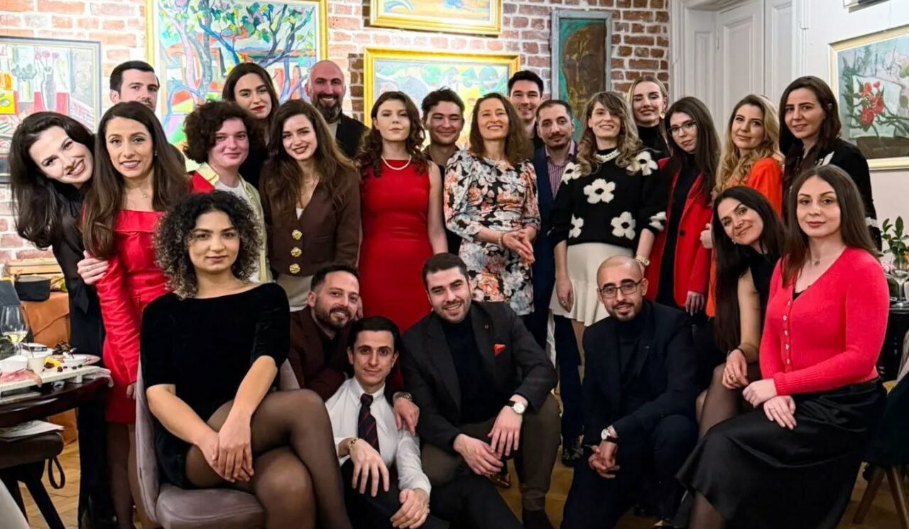 Nicușor Dan se întâlnește cu tinerii români participanți la programul „România vrea să te cunoască”