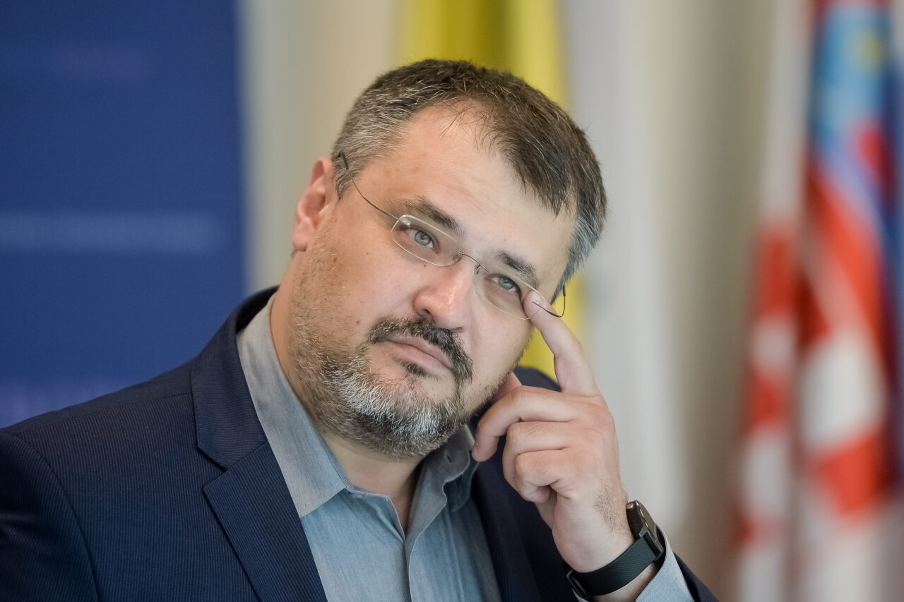 Azi, 31 august, expiră PNRR, planul început în urmă cu 6 ani, care trebuia să salveze economia României. A debutat cu anunțul triumfalist al președintelui Iohannis: „Am adus 80 de miliarde de euro”. Și se termină într-o rușine națională, cu doar 13 miliarde atrase până acum. Citește cronologia  unui dezastru pentru care nimeni nu e vinovat