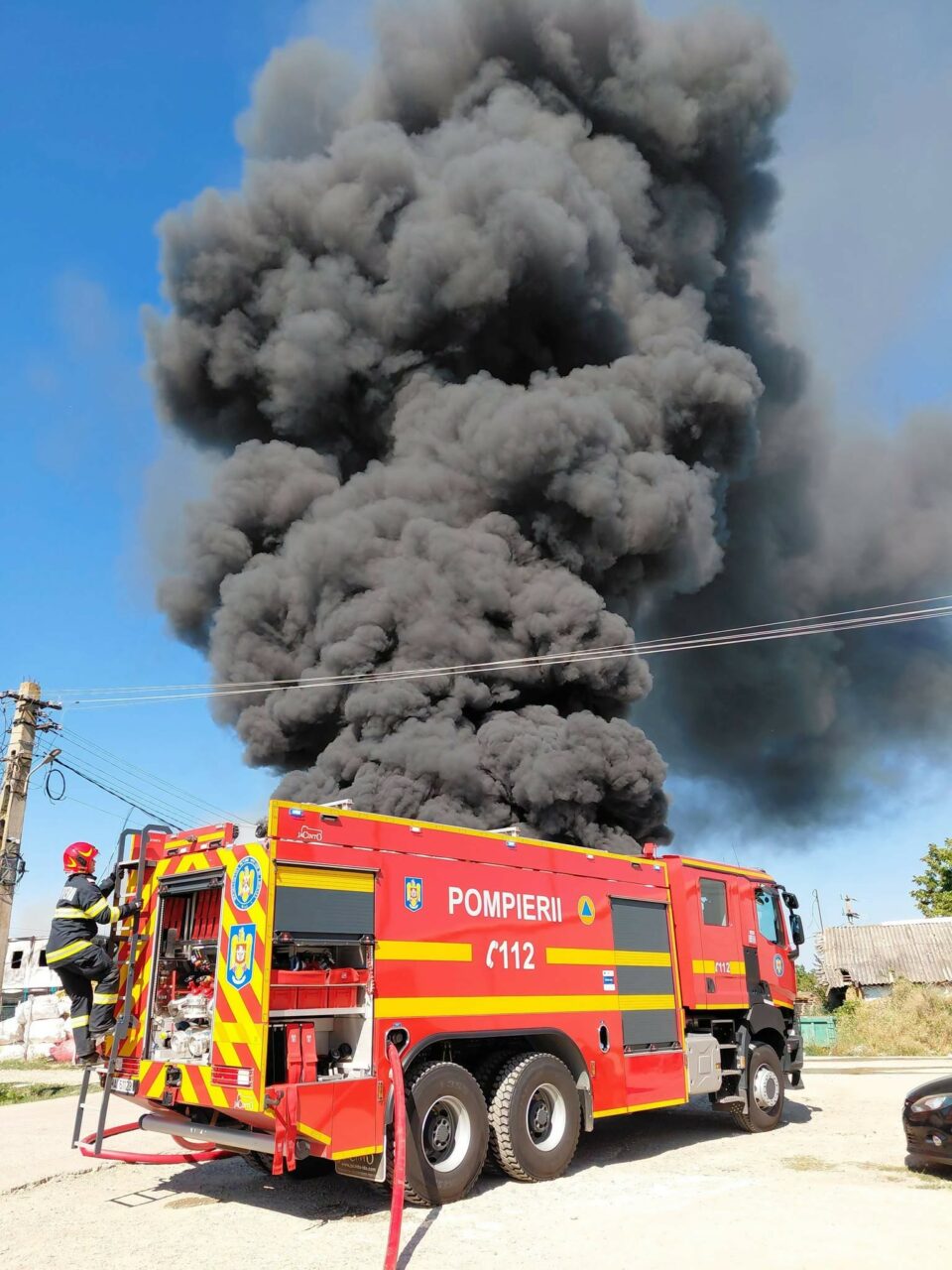 Pompierii intervin a doua zi consecutiv pentru stingerea incendiului izbucnit în ostrovul Babina din Delta Dunării