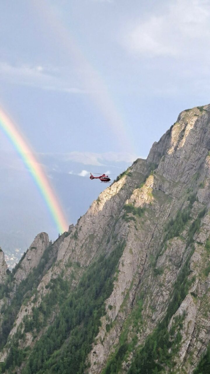 Doi turiști germani au fost salvați de pe cel mai mare perete stâncos din România, după o operațiune spectaculoasă