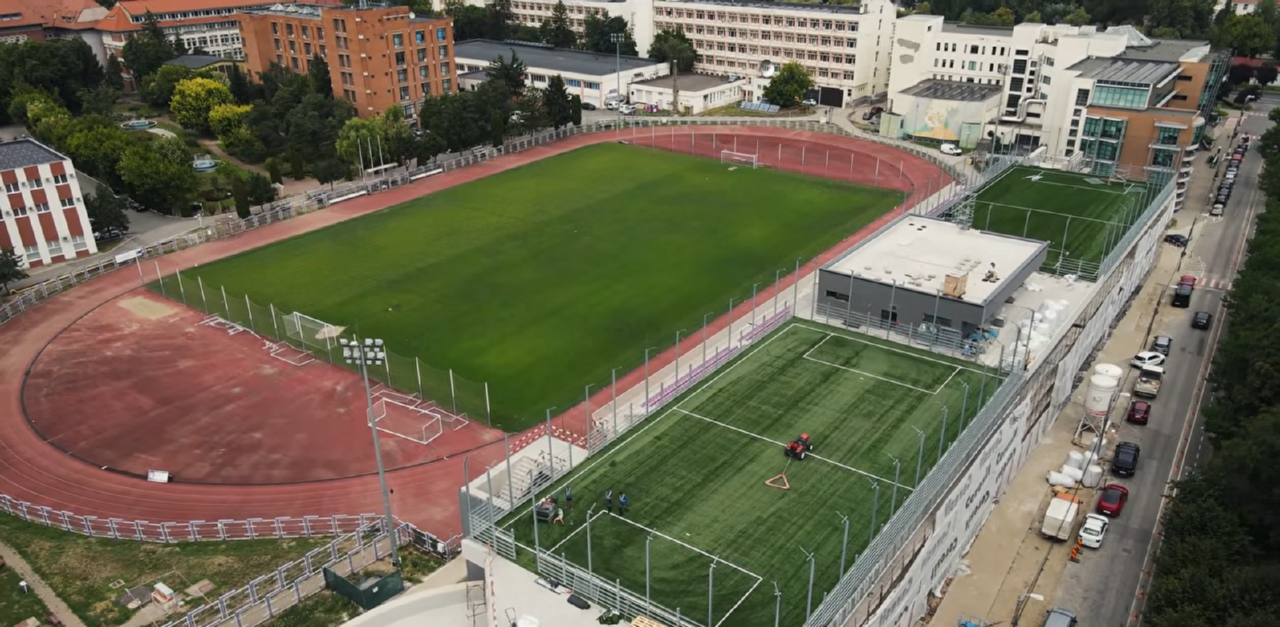 Fotbal pe acoperiș, la Timișoara. Cum arată Stadionul Știința înainte de inaugurare, cu 2 terenuri sintetice deasupra tribunei