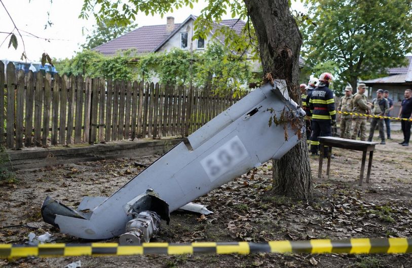 Fragmente dintr-o dronă au fost găsite în curtea unei locuințe din Vrancea. Aparatul s-a rupt în două