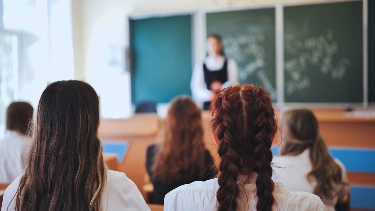 Guvernul alocă peste 800 de milioane de lei pentru programul cu lapte, corn și fructe. Câți elevi primesc produsele în anul școlar 2026-2027
